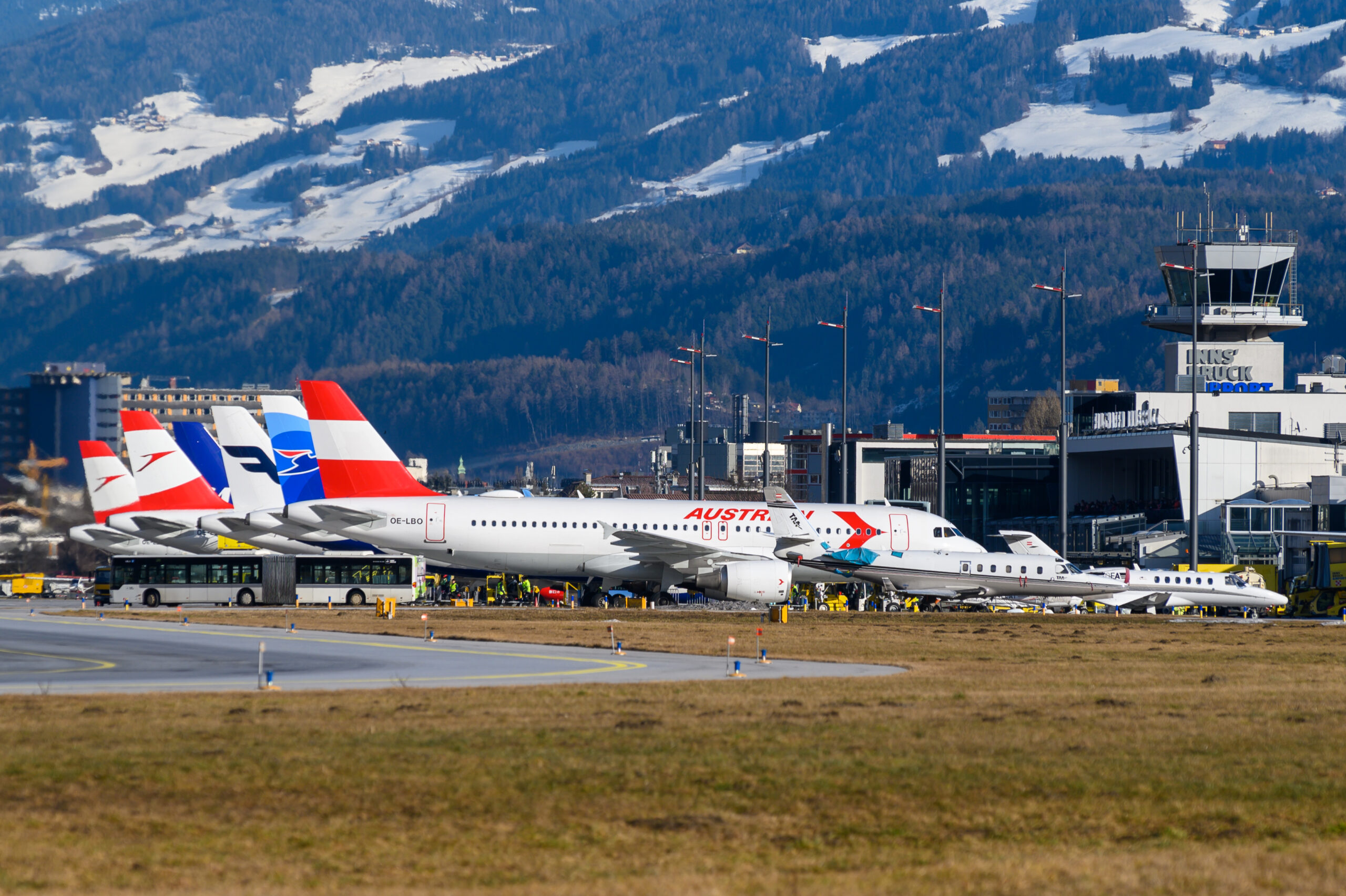 Pilots heading for this airport can expect turbulence. This is due to its challenging location, which requires a special approach procedure. There are quite a few pilots who would rather avoid it - for others, however, the challenge is clearly a particular attraction. Find out more about it at Solotravellertip.